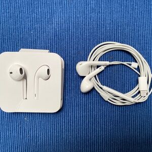 2 APPLE EarPods / Earbuds wired lightening iPhone builtin mic new